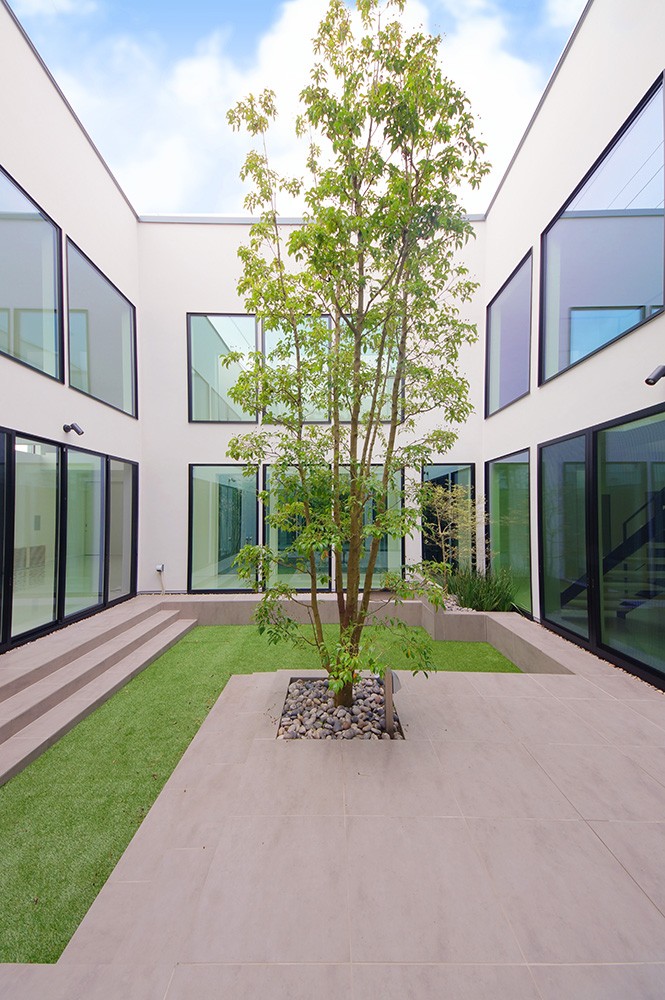 アウトドア事例：芝のある美しいテラス（景色を擁する回廊の家／神奈川県鎌倉市）