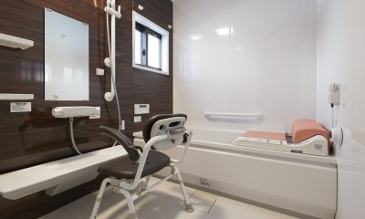 デイサービスのイメージを一新した、カフェのような介護福祉施設 (浴室)