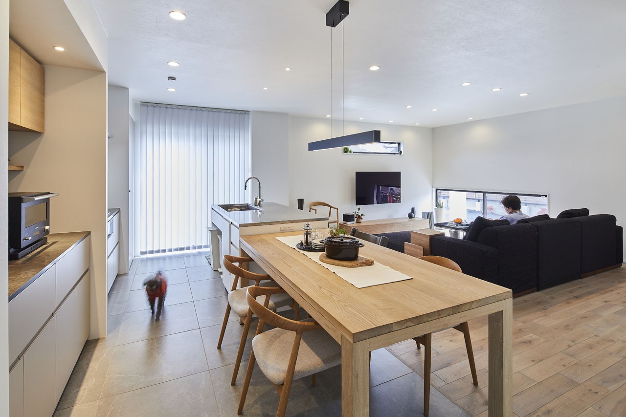 キッチン事例：広々大空間LDKは住工房が得意とする廊下を組み込むプラン（継承した家をたくさんの人が集まりやすいシンプルかつモダンな空間に）