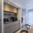 継承した家をたくさんの人が集まりやすいシンプルかつモダンな空間にの写真 キッチンには欠かせないJYUKOBOオリジナル背面収納