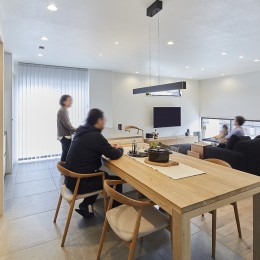 継承した家をたくさんの人が集まりやすいシンプルかつモダンな空間に (JYUKOBOオリジナルオーダーダイニングテーブル)
