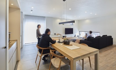 継承した家をたくさんの人が集まりやすいシンプルかつモダンな空間に (JYUKOBOオリジナルオーダーダイニングテーブル)