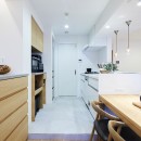 永く住むために自分達に合ったシンプルな暮らしを叶えたマンションリノベーションの写真 キッチンとランドリースペース