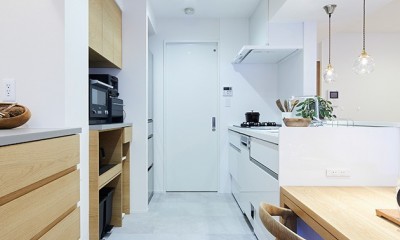 永く住むために自分達に合ったシンプルな暮らしを叶えたマンションリノベーション (キッチンとランドリースペース)