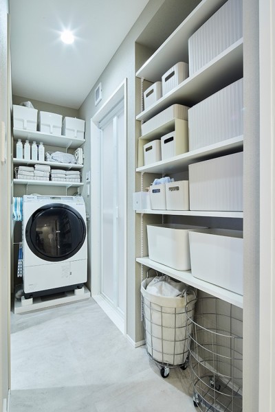 清潔感あふれるランドリー兼脱衣スペース (永く住むために自分達に合ったシンプルな暮らしを叶えたマンションリノベーション)