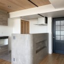 木目天井とモールテックスキッチンの写真 キッチン