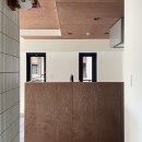 タイル床のミニマルな空間の写真 キッチン