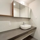 タイル床のミニマルな空間の写真 洗面室