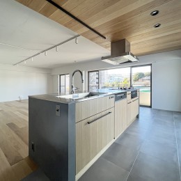 タイル床のミニマルな空間 (キッチン)