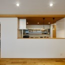 開放感に包まれた勾配天井が美しいマンションリノベの写真 キッチン