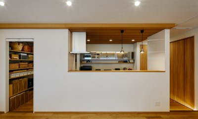 開放感に包まれた勾配天井が美しいマンションリノベ (キッチン)