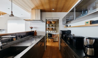 キッチン｜開放感に包まれた勾配天井が美しいマンションリノベ