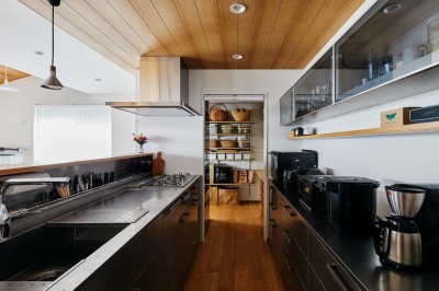 キッチン (開放感に包まれた勾配天井が美しいマンションリノベ)
