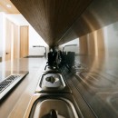 開放感に包まれた勾配天井が美しいマンションリノベの写真 キッチン