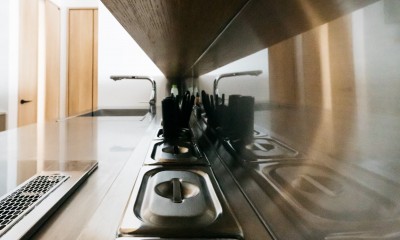 キッチン｜開放感に包まれた勾配天井が美しいマンションリノベ