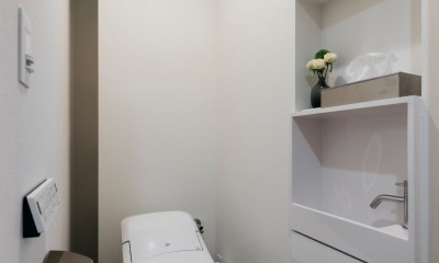 トイレ｜開放感に包まれた勾配天井が美しいマンションリノベ