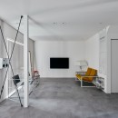 ミッドセンチュリー家具で彩るモノトーンモダンな空間の写真 リビング