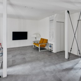 ミッドセンチュリー家具で彩るモノトーンモダンな空間 (リビング)