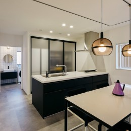 ミッドセンチュリー家具で彩るモノトーンモダンな空間 (キッチン)