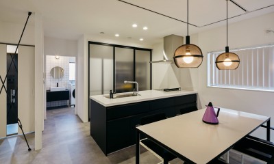 キッチン｜ミッドセンチュリー家具で彩るモノトーンモダンな空間