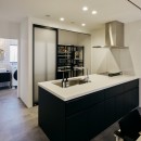 ミッドセンチュリー家具で彩るモノトーンモダンな空間の写真 キッチン