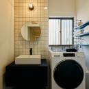 ミッドセンチュリー家具で彩るモノトーンモダンな空間の写真 洗面脱衣室
