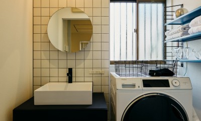 洗面脱衣室｜ミッドセンチュリー家具で彩るモノトーンモダンな空間