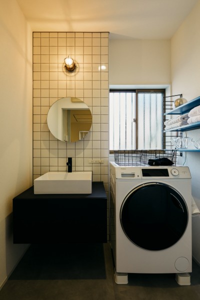 洗面脱衣室 (ミッドセンチュリー家具で彩るモノトーンモダンな空間)