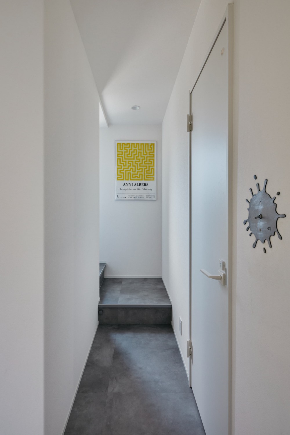 ミッドセンチュリー家具で彩るモノトーンモダンな空間 (廊下)