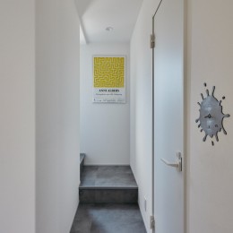 ミッドセンチュリー家具で彩るモノトーンモダンな空間 (廊下)