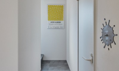 廊下｜ミッドセンチュリー家具で彩るモノトーンモダンな空間