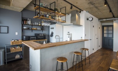 モルタルのカウンターキッチン｜広々としたルーフバルコニーのあるお部屋を自分仕様にカスタマイズ