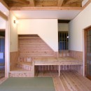 古民家をいかしたリノベーション－大家族が楽しく暮らせる家に－の写真 大きな踊り場のあるリビング階段