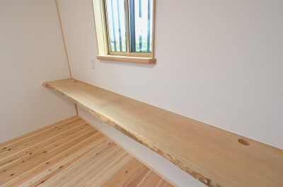 無垢板の机－壁の端から端まで－ (平屋の無垢の木の家｜田舎に移住してゆったり暮らす)