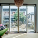 お庭でBBQを楽しめる和洋折衷の家の写真 趣のある寛ぎスペース