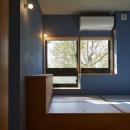 家族から引き継いだ築60年の団地をリノベーション 磯子の家の写真 壁や天井の陰影が特徴的なベッドルーム
