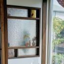 お庭でBBQを楽しめる和洋折衷の家の写真 ガラスの種類もこだわった室内窓