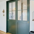 お庭でBBQを楽しめる和洋折衷の家の写真 オリジナルの室内扉