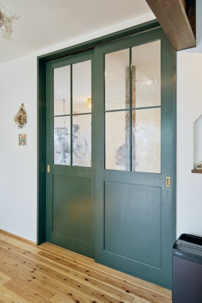 オリジナルの室内扉 (お庭でBBQを楽しめる和洋折衷の家)