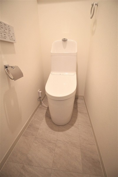 シンプルなトイレ (ミニマムなスケルトンリフォーム (築43年)　断熱＆防音工事)