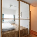 3面開口に沿う段差のある、温熱環境の整った家の写真 寝室