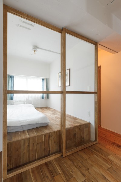 寝室 (3面開口に沿う段差のある、温熱環境の整った家)