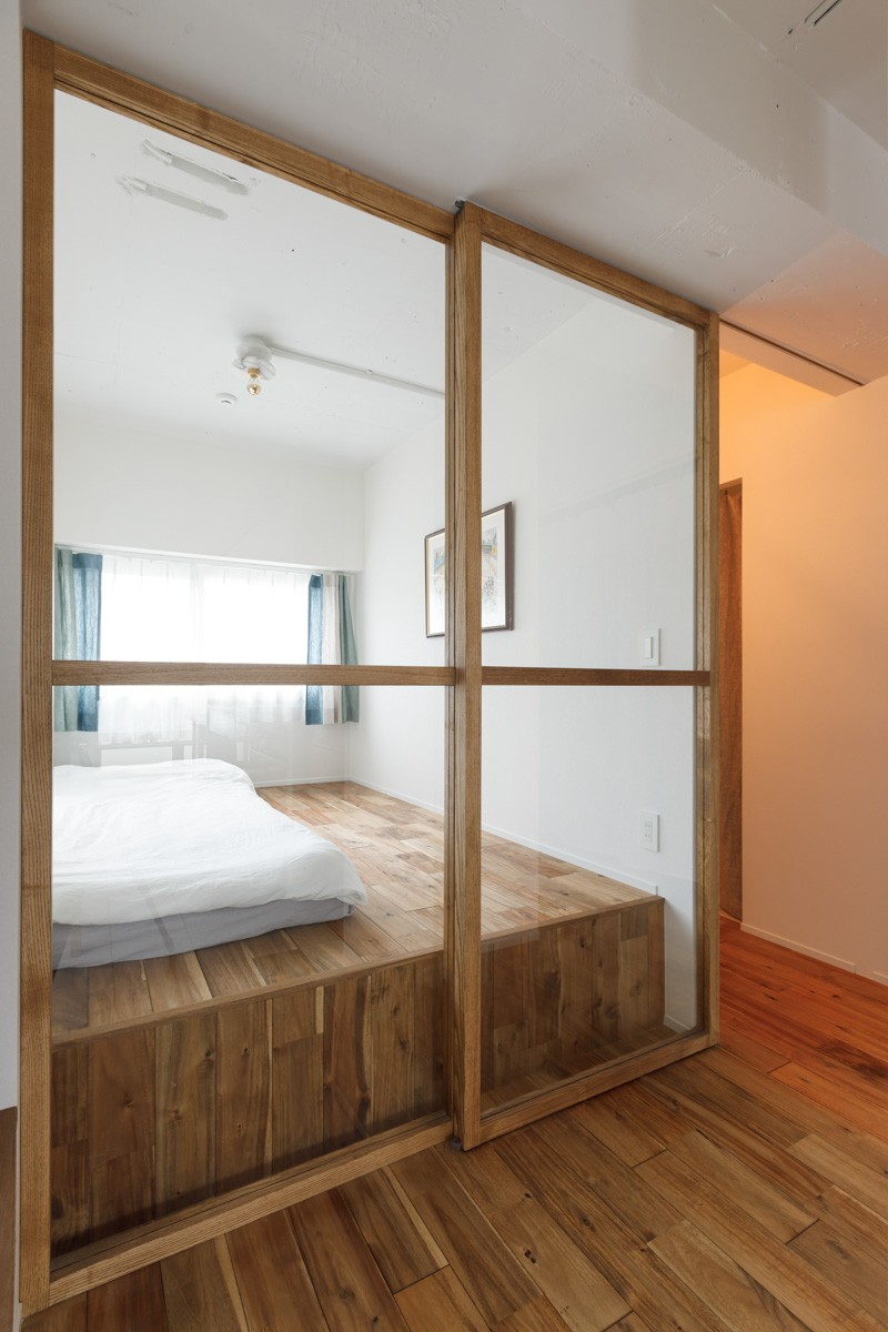 ベッドルーム事例：寝室（3面開口に沿う段差のある、温熱環境の整った家）