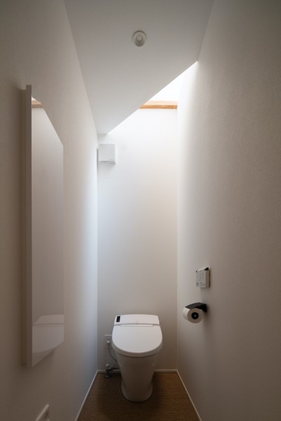 トイレ (大田区の家 〜のびやかな梁現しの屋根〜)