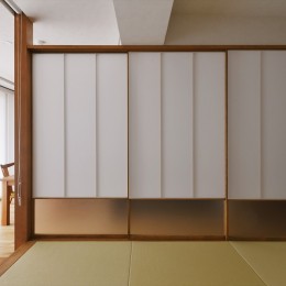 和室 (S様邸＿馴染みの家具との調和　～小上りからの緑の眺め～)