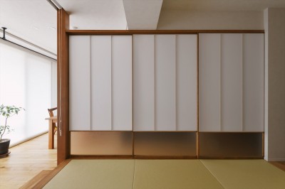 和室 (S様邸＿馴染みの家具との調和　～小上りからの緑の眺め～)