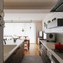 S様邸＿馴染みの家具との調和　～小上りからの緑の眺め～の写真 キッチン