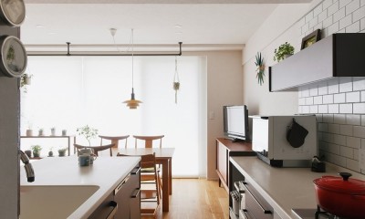 キッチン｜S様邸＿馴染みの家具との調和　～小上りからの緑の眺め～