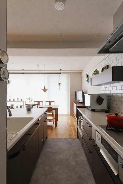 キッチン (S様邸＿馴染みの家具との調和　～小上りからの緑の眺め～)