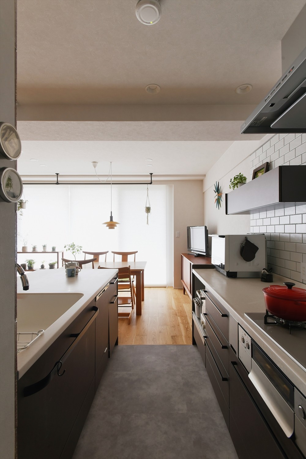 キッチン事例：キッチン（S様邸＿馴染みの家具との調和　～小上りからの緑の眺め～）